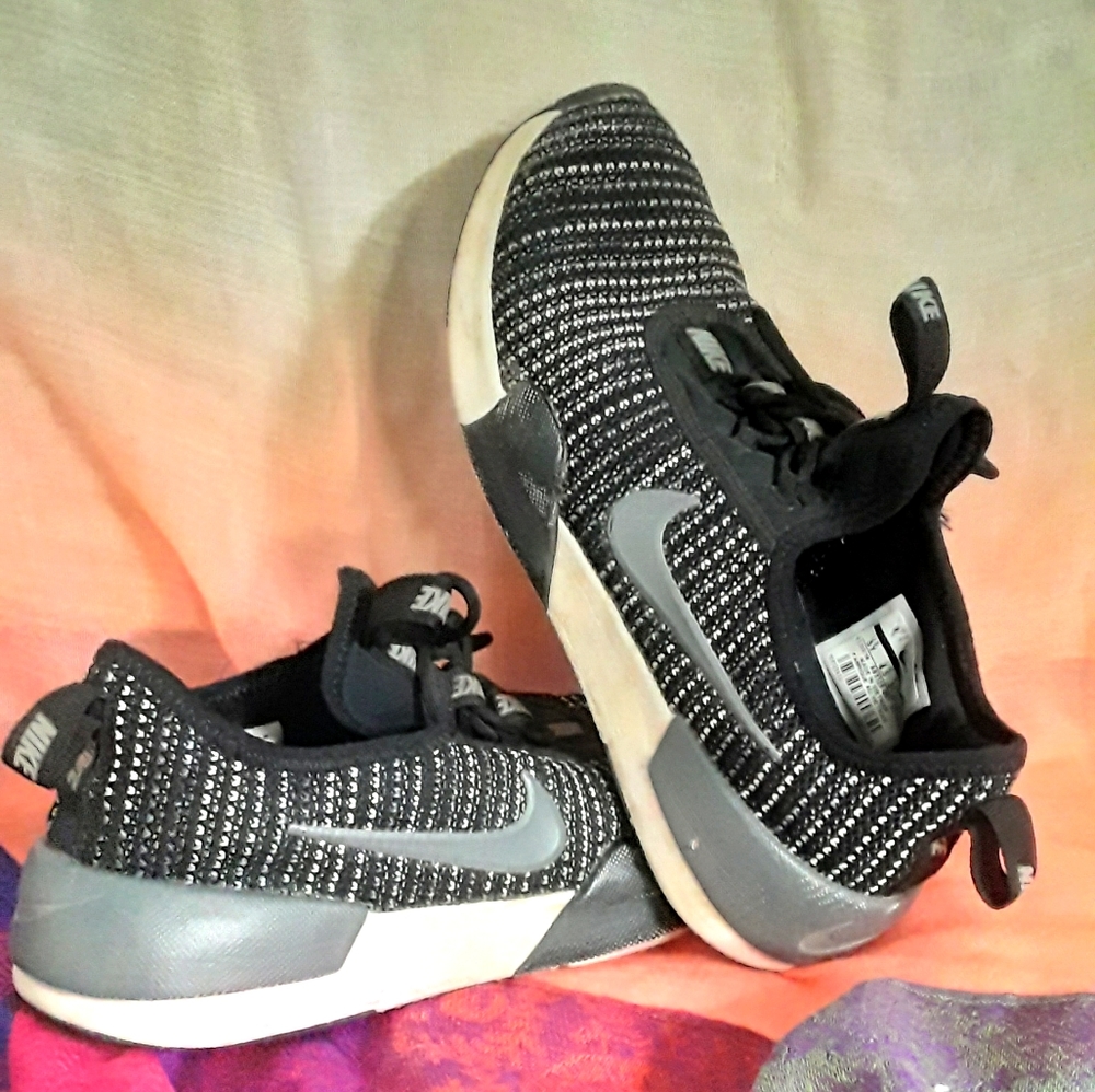 Nike youth shoes size 5